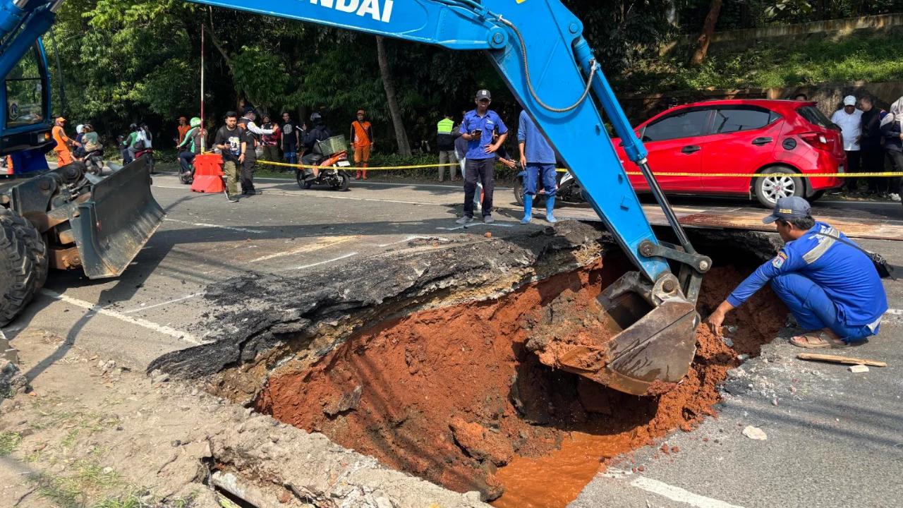 Eskavator Dikerahkan Urus Lubang Besar di Jagakarsa, Ini Penampakannya