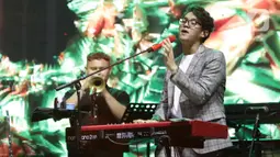 Penyanyi Ardhito Pramono saat tampil di hari pertama gelaran We The Fest 2022 di GBK Sports Complex Jakarta, Jumat (23/9/2022). Pelantun lagu "Sudah" itu tampil di Another Stage, salah satu panggung We The Fest 2022. (Liputan6.com/Helmi Fithriansyah)