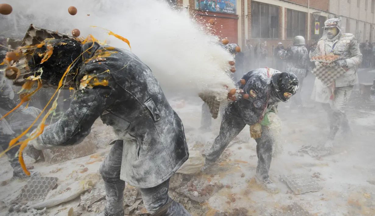 Els Elfarinats dikenal juga sebagai 'perang tepung', seperti namanya aksi ini melibatkan tepung dan telur yang dilemparkan ke pihak lawan. (JAIME REINA / AFP)