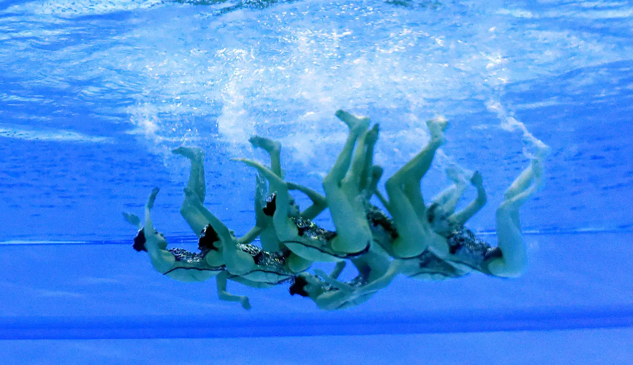 Tim renang artistik China menampilkan gerakan dalam final nomor technical routine Asian Games 2018 di Aquatic Center, Gelora Bung Karno (GBK), Jakarta, Rabu (29/8). (ANTARA FOTO/INASGOC/Simon Lodge/sgd/Spt/18)