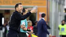 Pelatih Venezia, Eusebio Di Francesco memberikan arahan kepada para pemainnya dalam laga lanjutan Liga Italia 2024/2025 melawan Fiorentina di Stadio Pier Luigi Penzo, Venezia, Italia, Senin (12/05/2025) waktu setempat. (AP Photo/LaPresse/Paola Garbuio)
