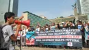 Kelompok yang tergabung dalam 'For Bali' melakukan orasi saat Car Free Day (CFD) di Bundaran HI, Jakarta, Minggu (10/4). Mereka menolak rencana reklamasi Teluk Benoa menyusul adanya wacana proyek tersebut akan berjalan terus. (Liputan6.com/Gempur M Surya)