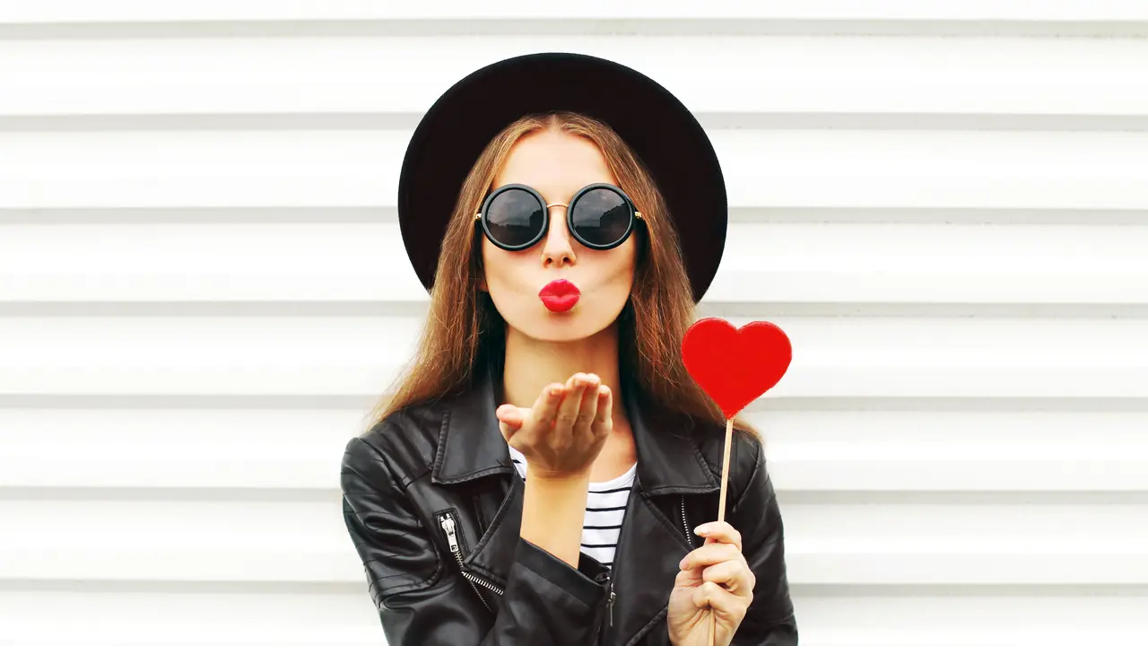 perempuan memakai kacamata dan topi