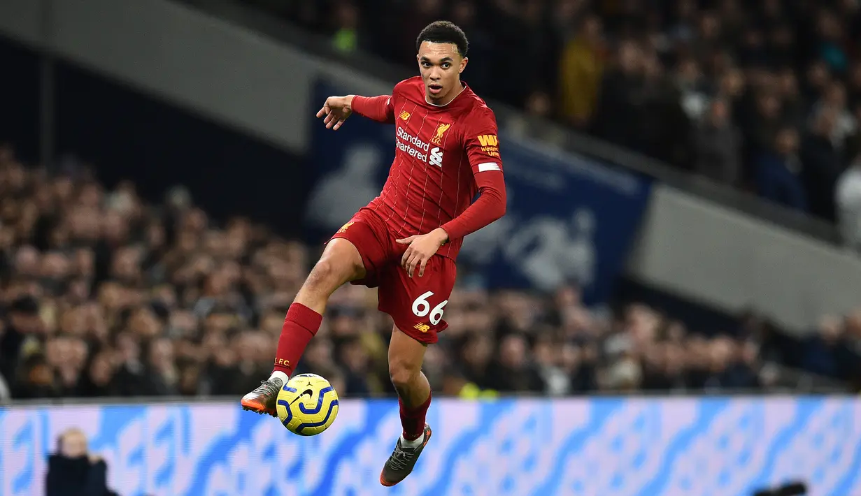Trent Alexander-Arnold - Bek kanan Liverpool ini tampil sangat apik saat laga melawan Barcelona di semi final Liga Champions 2018/2019. Kehebatannya dalam momen sepak pojok saat menghadapi Barcelona musim lalu menjadi penentu langkah The Reds ke final. (AFP/Glyn Kirk)