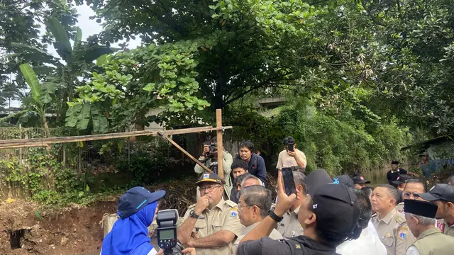 Wakil Gubernur (Wagub) Jakarta Rano Karno alias Doel menyambangi Kali Krukut di kawasan Cilandak, Jakarta Selatan.