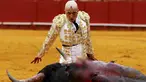 Matador Spanyol, Javier Castano berlumuran darah saat adu banteng di arena The Maestranza, ibukota Andalusia, Seville, (17/4). Javier Castano berlumuran darah setalah menusukkan pedang kedalam tubuh bantengnya. (REUTERS / Marcelo del Pozo)