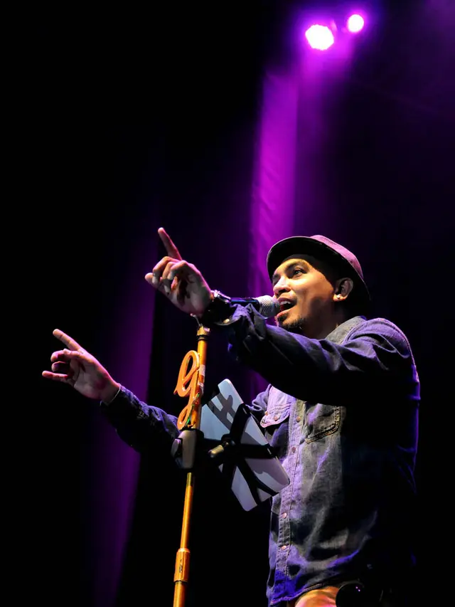 [Fimela] Potret Glenn Fredly saat beraksi di panggung