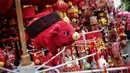 Boneka babi menyambut Imlek dijual di Pasar Pancoran Glodok, Tamansari, Jakarta, Minggu, (21/1). Selain boneka, pernak-pernik yang menjadi incaran pembeli jelang Imlek seperti lampion, kartu Imlek, baju, dan hiasan rumah. (Liputan6.com/Faizal Fanani)