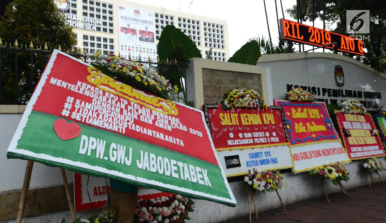 Sejumlah karangan bunga terlihat di Gedung Komisi Pemilihan Umum (KPU), Jakarta, Sabtu (20/4). Karangan bunga tersebut merupakan dukungan masyarakat kepada KPU untuk terus berkerja maksimal dalam menghitung suara Pilpres 2019. (merdeka.com/Imam Buhori)