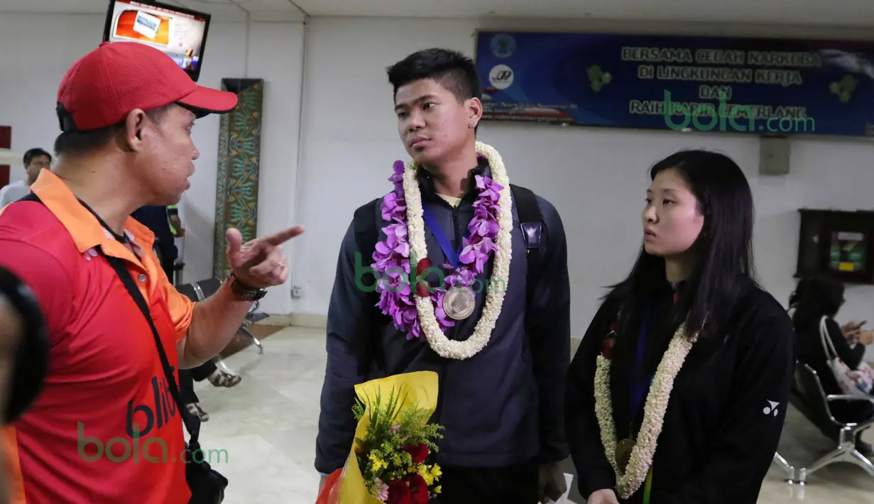 Praveen Jordan dan Debby Susanto mendengar arahan pelatih Richard Mainaky di Bandara Soekarno-Hatta, Tangerang, Rabu (16/3/2016). (Bola.com/Nicklas Hanoatubun)