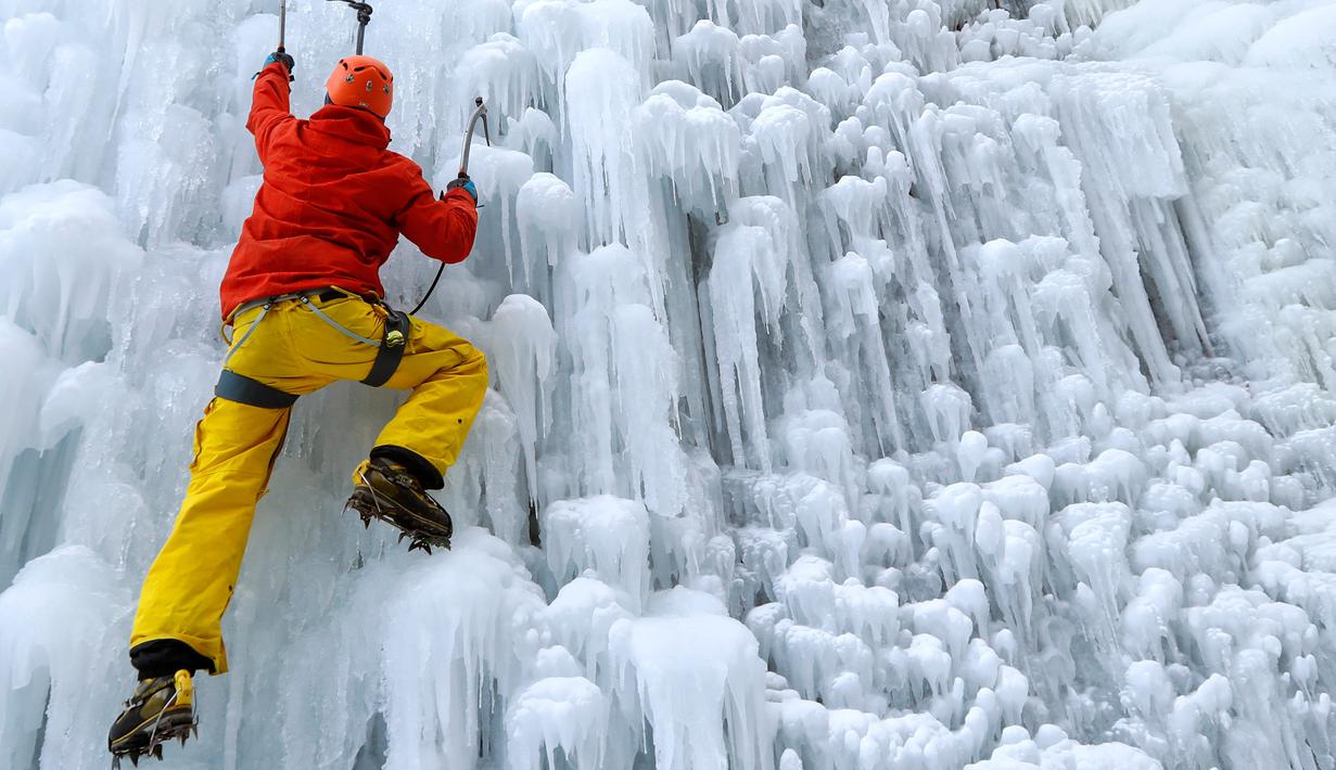 Foto Menantang Nyali Dengan Panjat Tebing Es Di Tengah Suhu Dingin Global Liputan6 Com