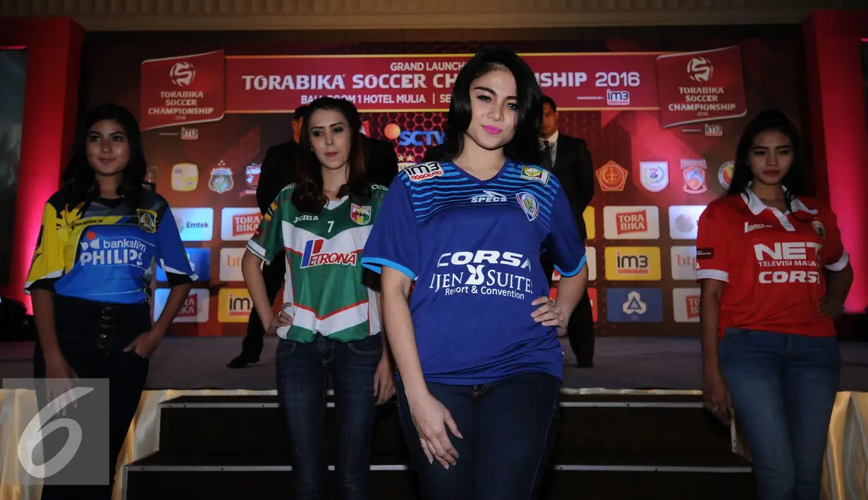 Model bergaya menggunakan kaos tim Arema Cronus saat peluncuran Torabika Soccer Championship 2016 di Hotel Mulia, Jakarta, Senin (18/4). 18 klub sepakbola profesional dipastikan ikut TSC 2016. (Liputan6.com/Helmi Fithriansyah)