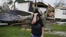 Ivan Bean berlindung dari hujan setelah melihat rumah yang hancur alibat hantaman Badai Ida di Dulac, Louisiana, Sabtu (4/9/2021). Jumlah korban tewas akibat Badai Ida di negara bagian Louisiana, AS, pada Sabtu (4/9) bertambah menjadi 12 orang. (AP Photo/John Locher)