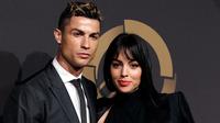 Bintang Real Madrid, Cristiano Ronaldo ditemani kekasihnya, Georgina Rodriguez menghadiri acara Quina Awards di Lisbon, Portugal, Senin (19/3). Tubuh Georgina tampak sudah kembali seperti semula setelah melahirkan pada November 2017. (AP/Armando Franca)