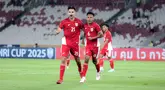 Pemain Timnas Indonesia U-23, Jens Raven (kiri) melakukan selebrasi bersama Robi Darwis setelah mencetak gol ke Brunei dalam laga Grup A Piala AFF U-23 2025 di Stadion Utama Gelora Bung Karno (SUGBK), Senayan, Jakarta, Selasa (15/07/2025). (Bola.com/Abdul Aziz)
