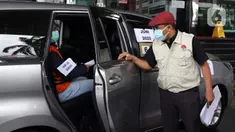 Tersangka suap pengadaan bantuan sosial penanganan COVID-19, Harry van Sidabukke (kiri) menjalani rekonstruksi perkara di Gedung KPK, Jakarta, Senin (1/2/2021). Rekonstruksi digelar untuk mengumpulkan bukti tambahan terkait suap pengadaan bansos penanganan COVID-19. (Liputan6.com/Helmi Fithriansyah)