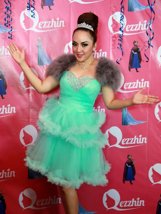 Urusan jodohnya ke depan, Regina berharap yang lebih baik dari pengacara kontroversial tersebut. (Deki Prayoga/Bintang.com)