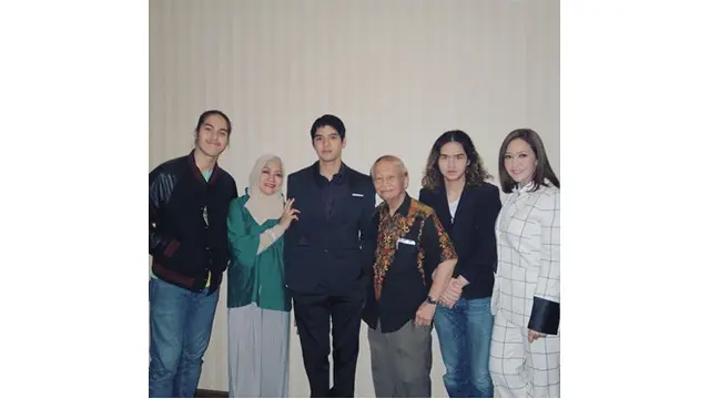 Momen Kebahagiaan Maia di Surabaya Bersama Kedua Orang Tua dan Anak-anaknya.