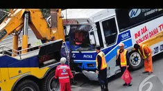 Sebuah bus menabrak pagar pembatas tol TB Simatupang, Jakarta, Minggu (27/7/2014) (Liputan6.com/Faizal Fanani)