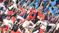 Aksi Bobotoh Galuh saat memberikan dukungan kepada timnya pada laga persahabatan turnamen Segi Tiga di Stadion Galuh, Ciamis, Minggu (10/4/2016). (Bola.com/NIcklas Hanoatubun)