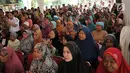 Warga bertepuk tangan saat menghadiri pendistribusian Kartu Lansia Jakarta (KLJ) di Jakarta Islamic Center, Koja, Rabu (24/4). Penerima KLJ mendapatkan Rp 600.000 per bulan sebagai bentuk pemberian bantuan sosial untuk pemenuhan kebutuhan dasar bagi lanjut usia. (merdeka.com/Iqbal S. Nugroho)