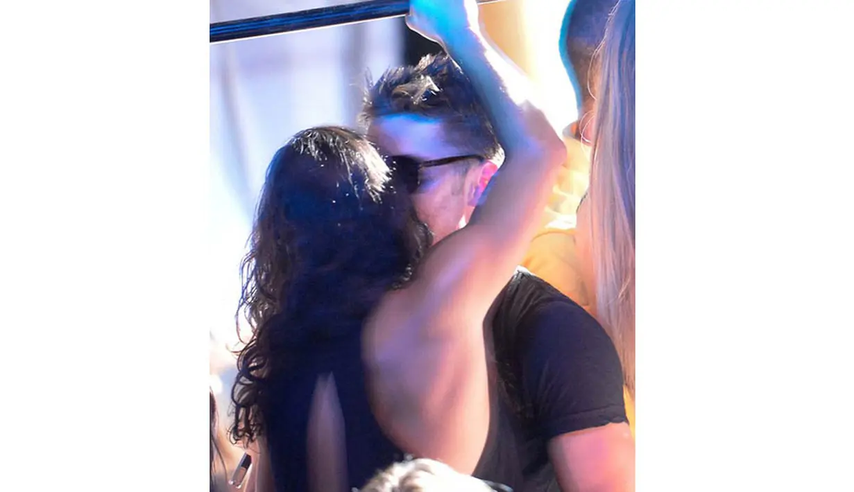 Dalam foto yang sedikit buram, keduanya berciuman begitu mesra seakan tidak mau terpisahkan, Billionaire Porto Cervo, Sardinia, Italia. (9/7/14) (TMZ.com)