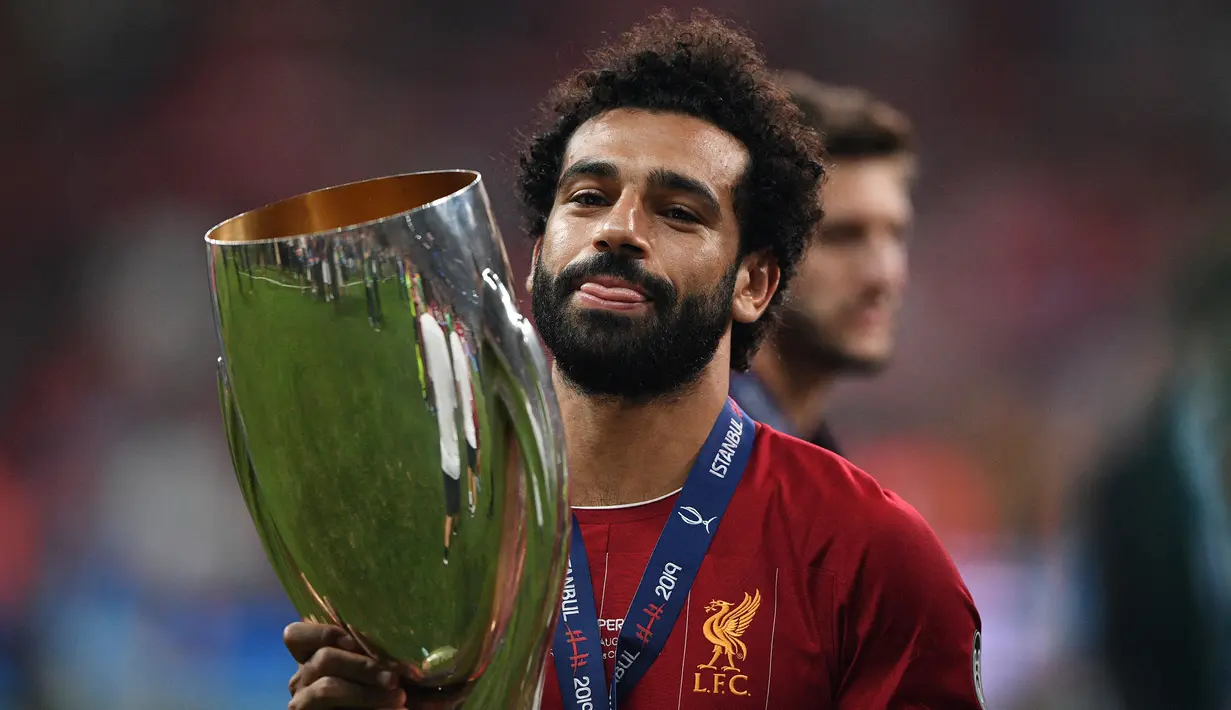Di awal musim 2019/2020, Mohamed Salah berhasil mempersembahkan trofi UEFA Super Cup dengan mengalahkan Chelsea lewat babak adu penalti. (AFP/Bullent Killic)