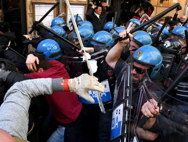 Sopir taksi terlibat bentrok dengan petugas saat berunjuk rasa di Roma, Italia, Selasa (21/2). Mereka memprotes undang-undang yang mendukung transportasi online Uber. (AP Photo / Alessandra Tarantino)