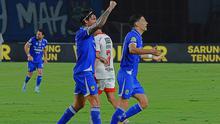 Persib Bandung meraih kemenangan dramatis 3-2 atas Bali United pada lanjutan BRI Super League 2025/2026 di Stadion Gelora Bandung Lautan Api, Minggu (12/4/2026) malam WIB. (Bola.com/Erwin Snaz)