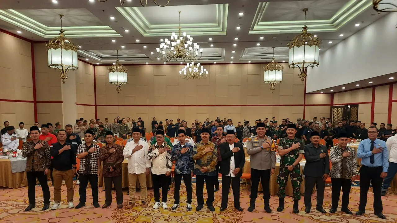 Tiga pasangan calon (paslon) peserta Pilkada Tasikmalaya 2024 melaksanakan Deklarasi Pemilu Damai yang diselenggarakan Polres Tasikmalaya. Komitmen jaga etika dan kesopanan selama kampanye berlangsung. (Liputan6.com/Jayadi Supriadin)