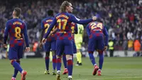 Striker Barcelona Antoine Griezmann berselebrasi usai mencetak gol ke gawang Getafe dalam lanjutan Liga Spanyo di Camp Nou, Sabtu (15/2/2020). (AP Photo/G.Garin)