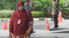 Panitera Pengganti PN Tangerang Tuti Atika saat tiba di gedung KPK, Jakarta, Selasa (24/4). Tuti Atika diperiksa terkait kasus suap penangan perkara di Pengadilan Negeri Klas I A Khusus Tangerang. (Merdeka.com/Dwi Narwoko)