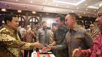Capres nomor urut 02 Prabowo Subianto bersalaman dengan Sekjen PAN Eddy Soeparno. (Liputan6.com/Nanda Perdana Putra)