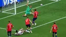 Pemain Inggris Jude Bellingham mencetak gol pertama melawan kiper Norwegia Oerjan Nyland selama pertandingan perempat final Piala Dunia sepak bola antara Norwegia dan Inggris di Miami Gardens, Florida, Sabtu, 11 Juli 2026. (AP Photo/Marta Lavandier)