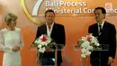 Menlu Australia Julie Bishop, President Commissioner Emtek Eddy Kusnadi Sariaatmadja, dan Chairman Fortescue Metals Group Andrew Forrest saat memberikan keterangan saat penutupan Bali Process 2018 di Nusa Dua Bali, Selasa (7/8). (Liputan6.com/Johan Tallo)