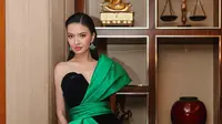 Raline Shah mengenakan gaun rancangan Hester Phang dengan nuansa hitam dan hijau [@ralineshah]