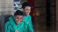 Beny Wahyudi melepas kangen dengan Irsyad Maulana saat menjalani pemusatan latihan di Timnas Indonesia menjelang laga kontra Malaysia. (Bola.com/Vitalis Yogi Trisna)