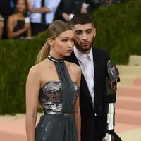 Dikabarkan putus beberapa waktu lalu, hubungan Zayn Malik dan Gigi Hadid terlihat kembali membaik. Mereka tertangkap kamera saat keduanya berniat mendukung penampilan Bella Hadid di LFW 2016 (18/9). (AFP/Bintang.com)