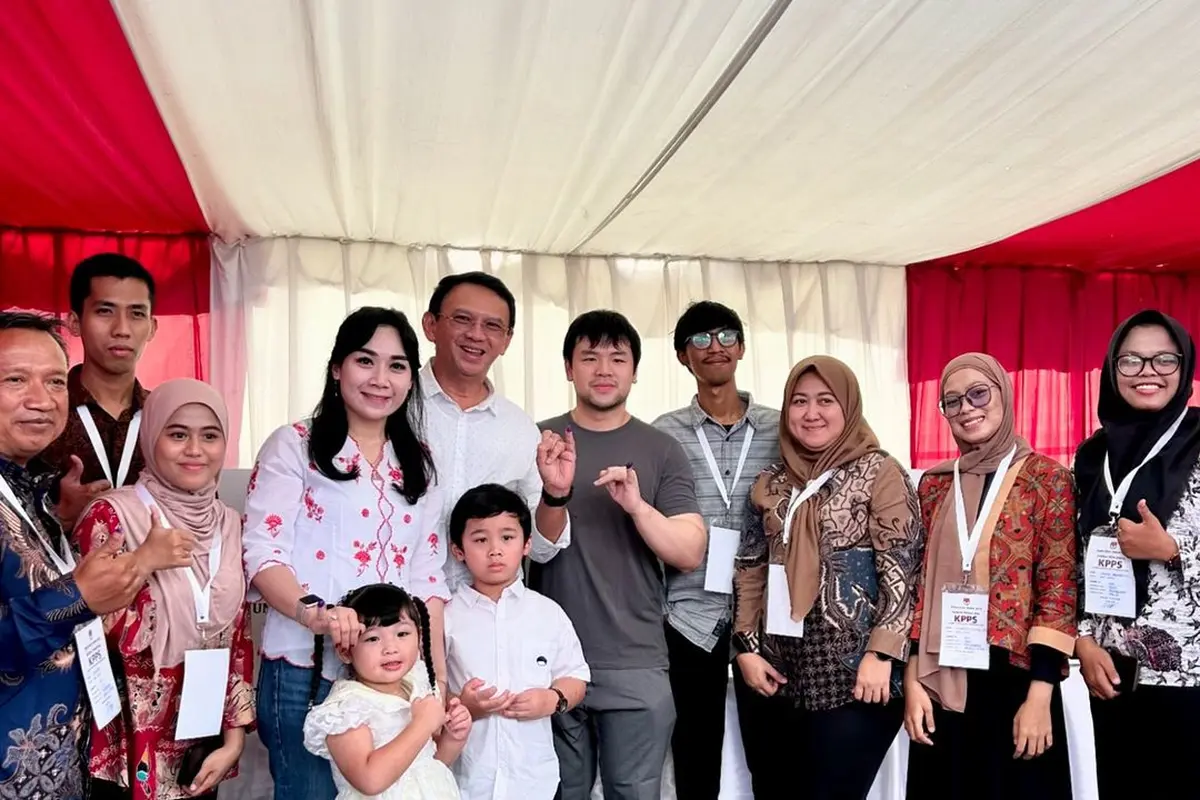 Gaya Kompak Ahok dan Keluarga dengan Serba Putih Saat Nyoblos Pilkada 2024, Puput Nastiti Devi Cantik Pakai Kebaya