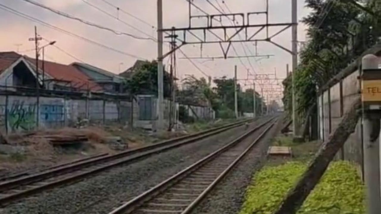 Padahal di waktu yang bersamaan, kereta sudah mulai mendekat. Itu artinya, hal ini sangat berbahaya untuk para pengendara motor yang nekat menerobos palang perlintasan.