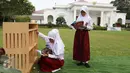 Suasana di halaman Istana Negara saat sejumlah siswa memperingati Hari Buku Nasional, Jakarta, Rabu (17/8). Sebanyak 500 pelajar menikmati membaca dan mendengarkan dongeng di halaman istana. (Liputan6.com/Angga Yuniar)