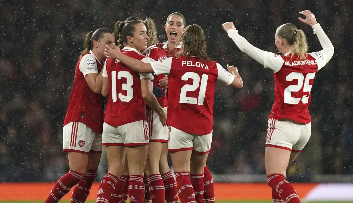Pemain Arsenal merayakan gol yang dicetak oleh Frida Maanum pada laga leg kedua perempat final Liga Champions 2022/2023 melawan Bayern Munchen di Emirates Stadium, London, 29 Maret 2023. The Gunners menang dengan skor 2-0. (AP Photo/PA/Mike Egerton)