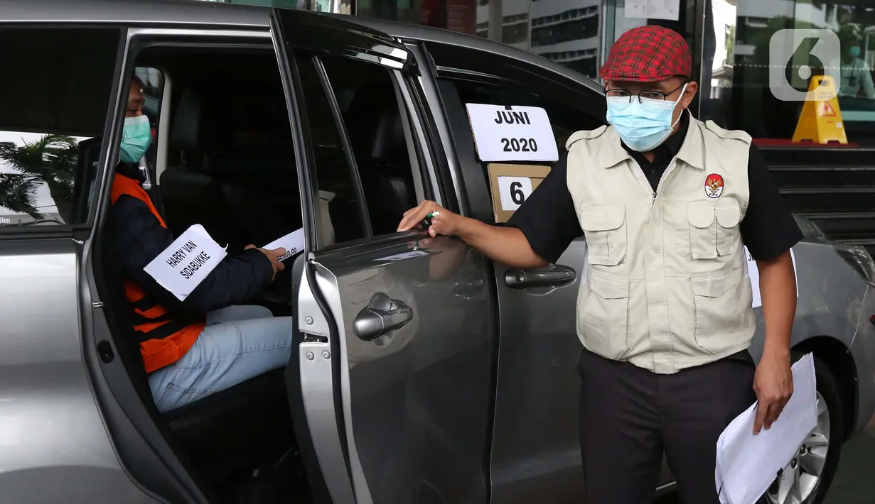 Tersangka suap pengadaan bantuan sosial penanganan COVID-19, Harry van Sidabukke (kiri) menjalani rekonstruksi perkara di Gedung KPK, Jakarta, Senin (1/2/2021). Rekonstruksi digelar untuk mengumpulkan bukti tambahan terkait suap pengadaan bansos penanganan COVID-19. (Liputan6.com/Helmi Fithriansyah)