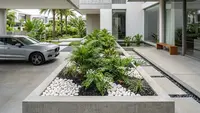 7 Model Teras dengan Pot Cor Memanjang yang Bikin Rumah Tampak Lebih Rapi dan Asri