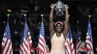 Sloane Stephens mengnangkat trofi AS Terbuka 2017 setelah menang atas Madison Keys di di Arthur Ashe Stadium, New York, (9/9/2017). Stephens menang atas Madison Keys 6-3, 6-0. (AP/Julio Cortez)