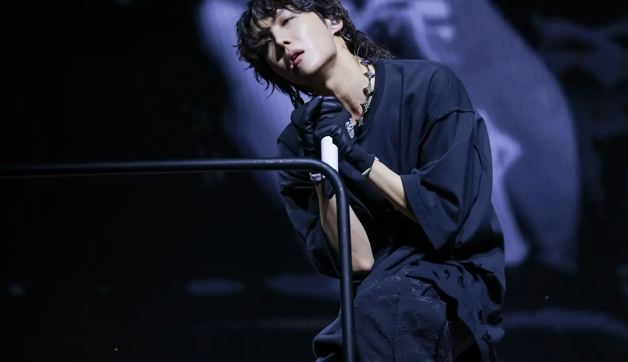 Aksi panggung J-Hope saat tampil pada hari ke-4 Lollapalooza di Grant Park di Chicago, Illinois ( 31/7/2022). Memakain outfit yang terlihat asal, tapi tetap sangat berdamage dikenakan oleh J-hope. penampilan J-hope diatas panggung membuat penonton terkagum-kagum. (Michael Hickey/Getty Images/AFP)