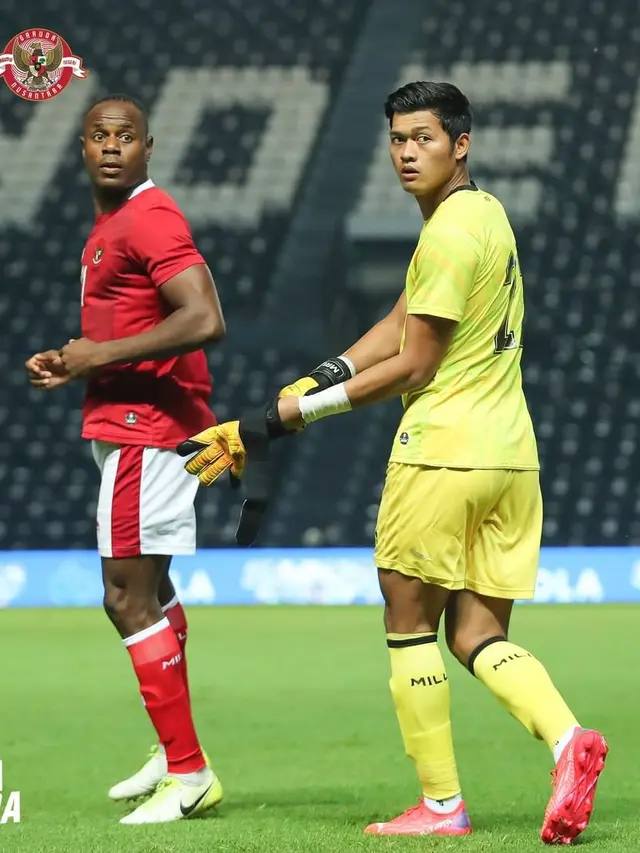 Victor Igbonefo (kiri) dan Muhammad Riyandi (kanan) saat membela Timnas Indonesia kontra Chinese Taipei.