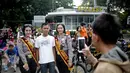 Warga berfoto dengan polisi wanita (Polwan) dari kesatuan Samapta Bhayangkara (Sabhara) Polda Metro Jaya di kawasan Bundaran HI, Jakarta, Minggu (26/3). Polwan bersepeda ini memantau kelancaran car free day. (Liputan6.com/Faizal Fanani)