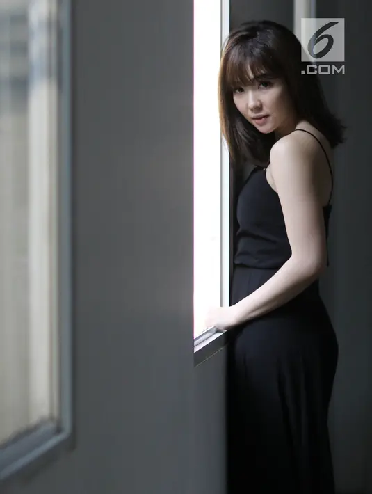 Artis Gisella Anastasia berpose saat mengunjungi Kantor KLY di Gondangdia, Jakarta, Jumat (14/9). Di balik tubuhnya yang ramping, Gisel ternyata menyukai olahraga. (Liputan6.com/Herman Zakharia)