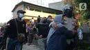 Polisi menenangkan seorang warga saat petugas gabungan melakukan eksekusi lahan rumah warga Kelurahan Pulogebang RT 20 RW 06 (dahulu RT 08/RW 06) di Jakarta, Selasa (8/6/2021). Eksekusi lahan tersebut berakhir ricuh. (merdeka.com/Imam Buhori)